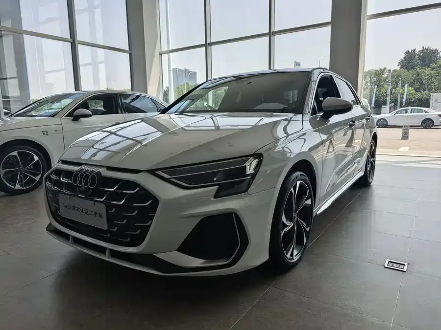 Audi A3 2025 Sportback 35TFSI Flying Spur Premium Edition 2025 — фото 1, купить с доставкой в Москву