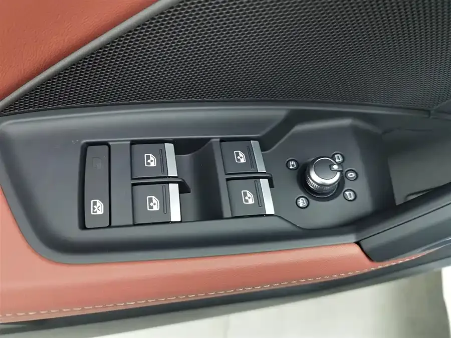 Audi A3 2026 Sportback 35TFSI Flying Spur Luxury Edition + Luxury Package 2026 — миниатюра 3