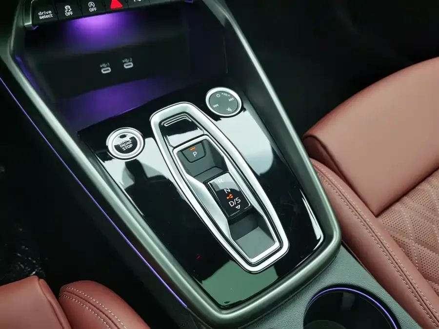 Audi A3 2026 Sportback 35TFSI Flying Spur Luxury Edition + Luxury Package 2026 — миниатюра 4