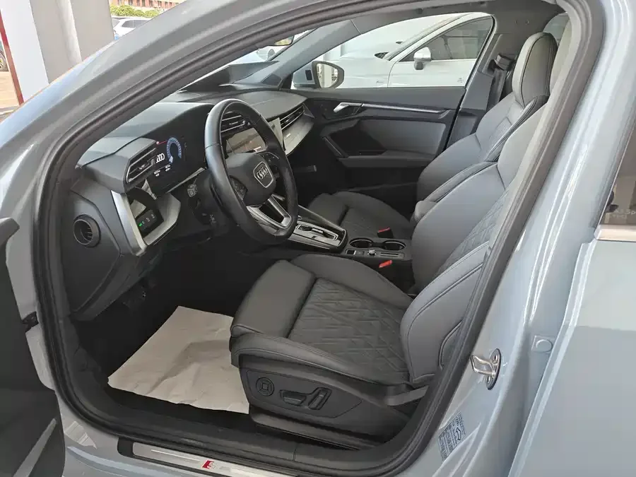 Audi A3 2025 Sportback 35TFSI Flying Spur Premium Edition 2024 — миниатюра 2