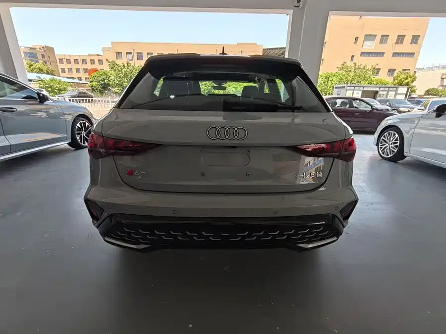 Audi A3 2025 Sportback 35TFSI Flying Spur Premium Edition 2024 — миниатюра 3