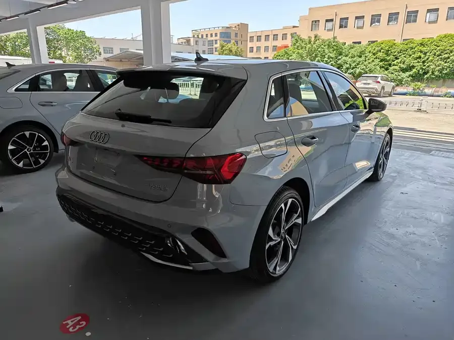 Audi A3 2025 Sportback 35TFSI Flying Spur Premium Edition 2024 — миниатюра 5