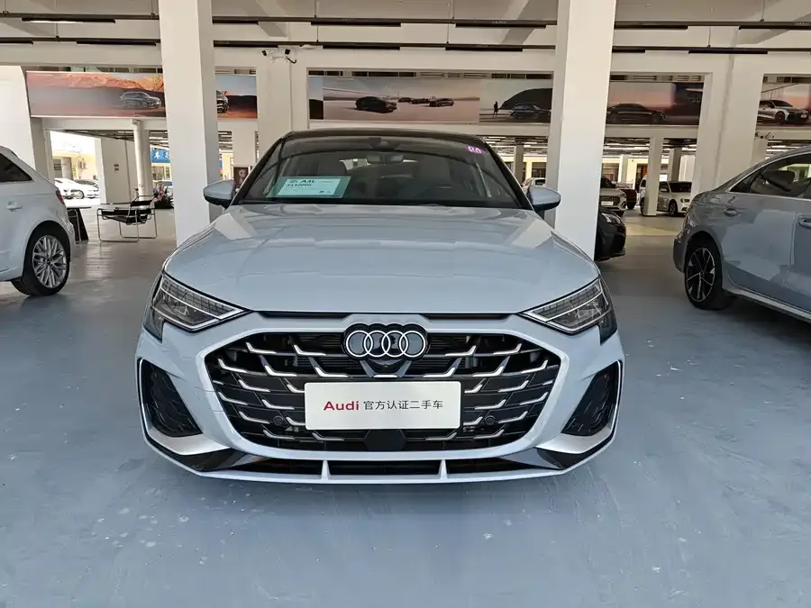 Audi A3 2025 Sportback 35TFSI Flying Spur Premium Edition 2024 — фото 1, купить с доставкой в Москву