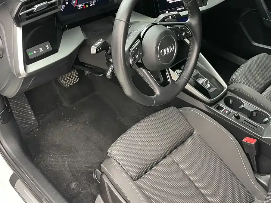 Audi A3 2023 facelift Sportback 35 TFSI aggressive and sporty 2023 — миниатюра 3