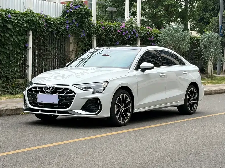 Audi A3 2025 A3L Limousine 35TFSI Flying Spur Premium Edition 2025 — фото 1, купить с доставкой в Москву