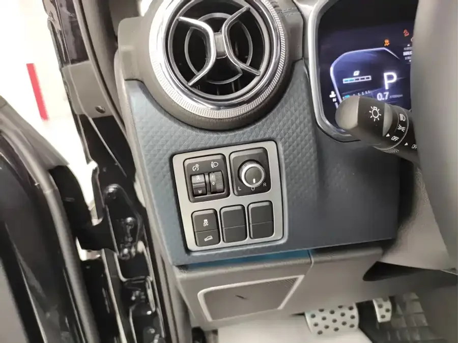 BAIC BJ40 Beijing Off-road BJ40 2024 2.0T City Hunter Glory Edition 2024 — миниатюра 5