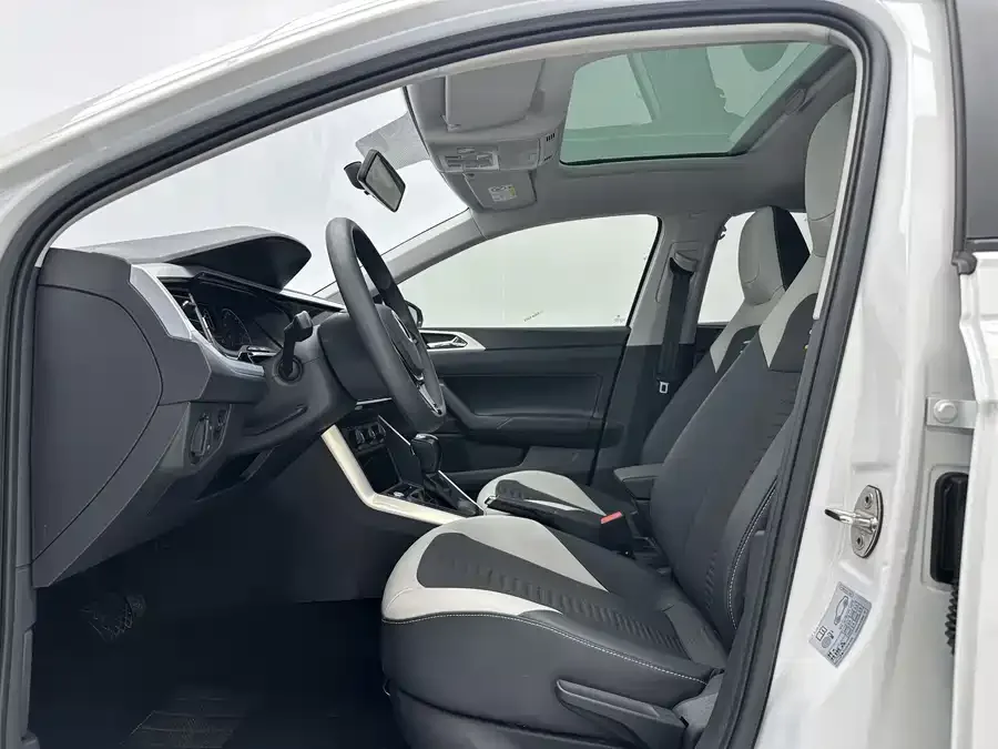 Volkswagen Polo Polo 2021 Plus 1.5L Automatic Colorful Technology Edition 2022 — миниатюра 2