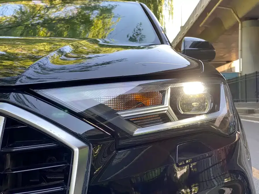 Audi Q7 2023 55 TFSI quattro S line sports model 2023 — миниатюра 2