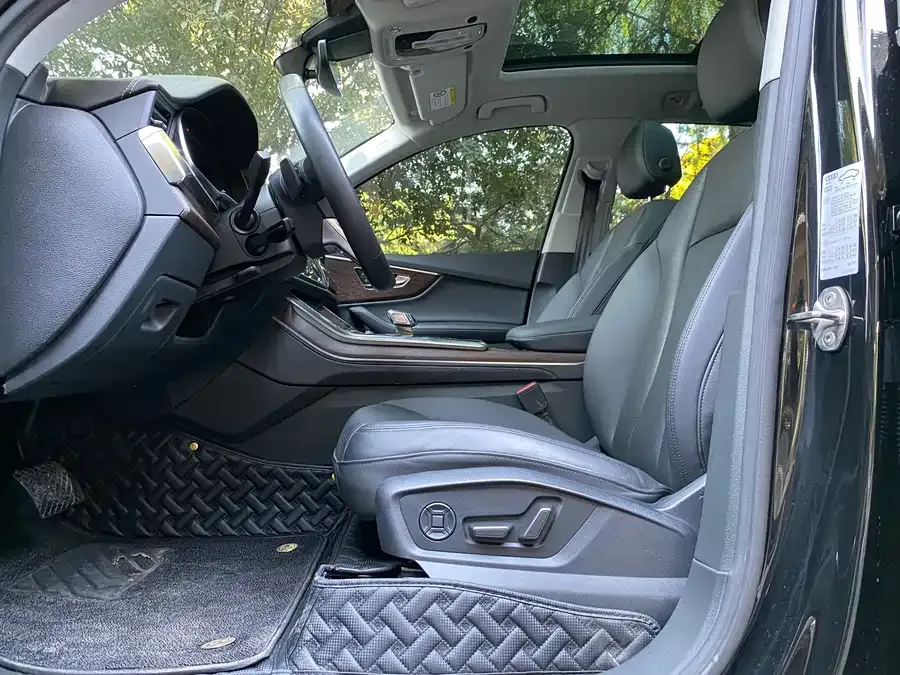 Audi Q7 2023 55 TFSI quattro S line sports model 2023 — миниатюра 3
