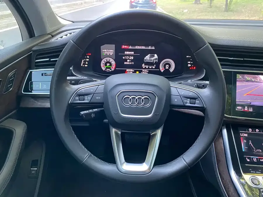 Audi Q7 2023 55 TFSI quattro S line sports model 2023 — миниатюра 4