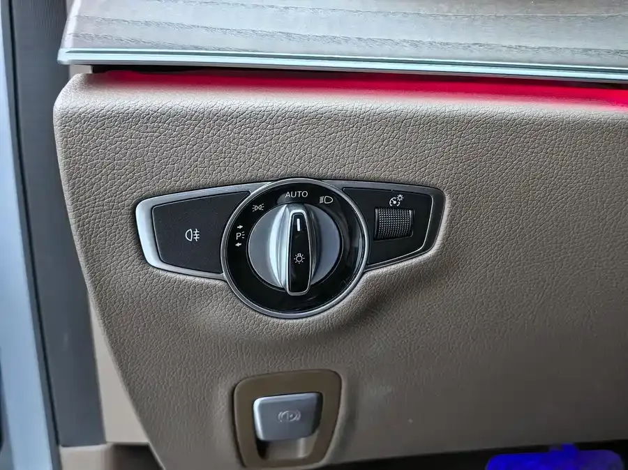Mercedes-Benz E-Class Mercedes-Benz E-Class 2023 facelift E 300 L Luxury Edition 2022 — миниатюра 4