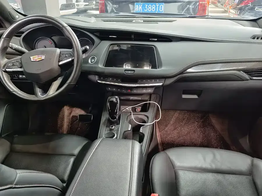 Cadillac XT4 2022 28T two-wheel drive fashion model 2022 — миниатюра 2