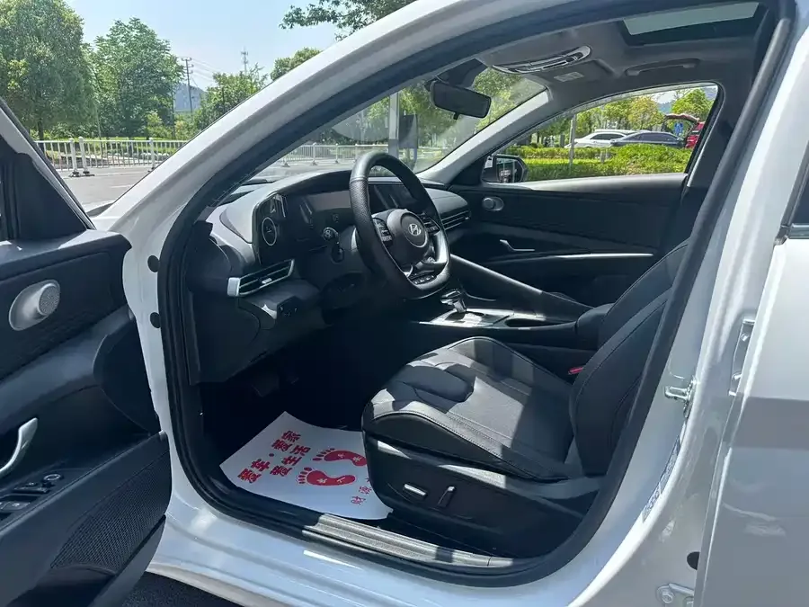 Hyundai Elantra Elantra 2023 1.5L CVT LUX Premium Edition 2024 — миниатюра 3