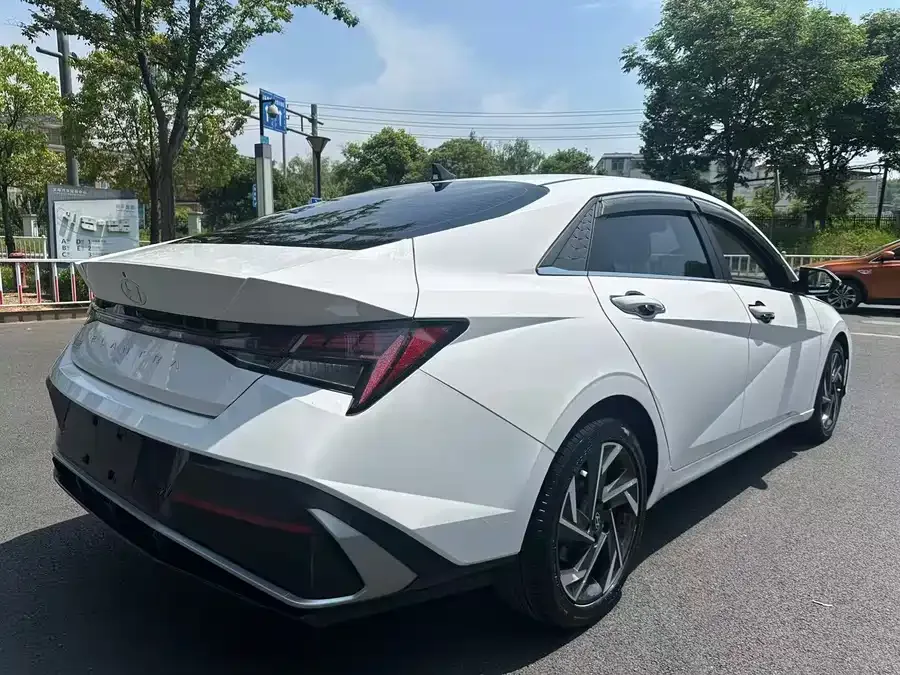 Hyundai Elantra Elantra 2023 1.5L CVT LUX Premium Edition 2024 — миниатюра 4