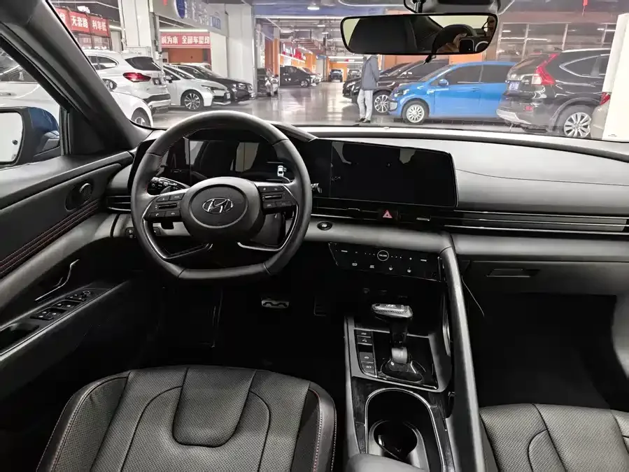Hyundai Elantra Elantra 2022 240TGDi DCT LUX Premium Edition 2023 — миниатюра 3