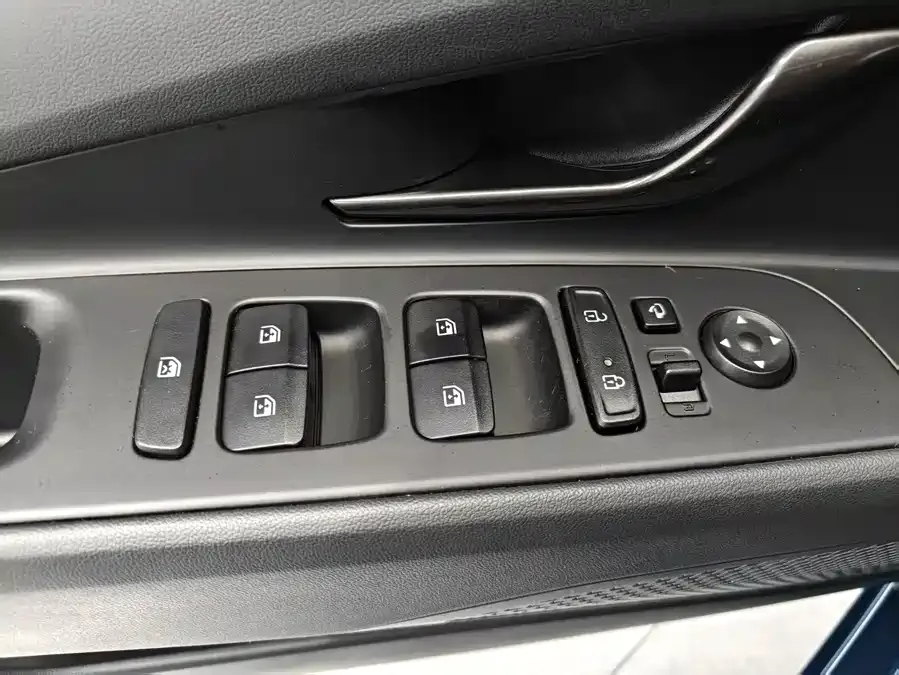Hyundai Elantra Elantra 2022 240TGDi DCT LUX Premium Edition 2023 — миниатюра 4