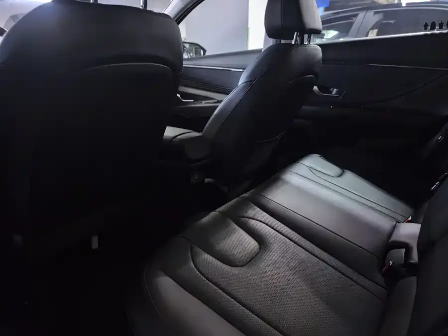 Hyundai Elantra Elantra 2021 1.5L CVT LUX Premium Edition 2022 — миниатюра 3