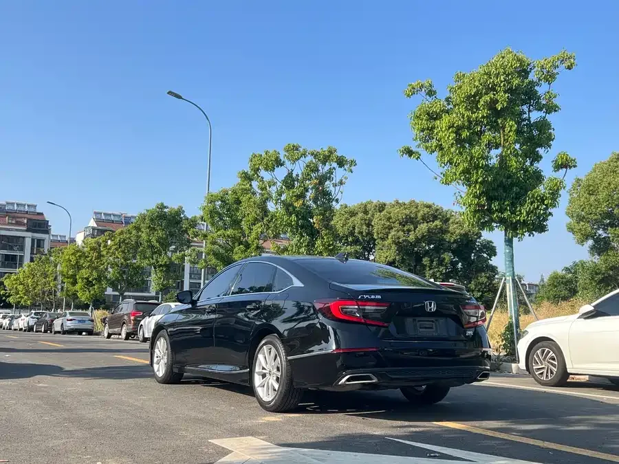Honda Accord Accord 2022 260TURBO Deluxe Edition 2022 — миниатюра 3