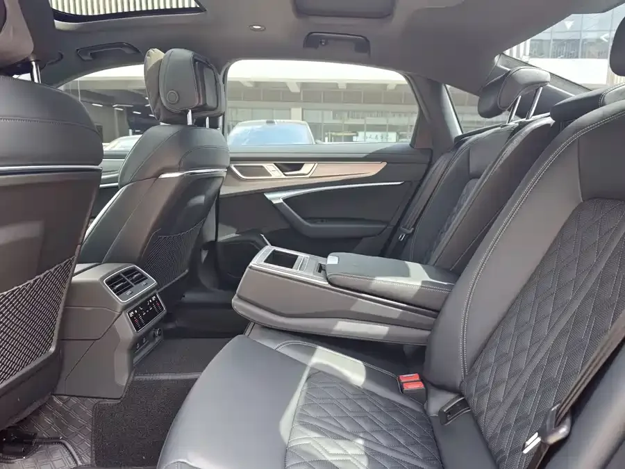 Audi A6L 2025 facelift 45 TFSI Selected Dynamic Edition 2025 — миниатюра 4