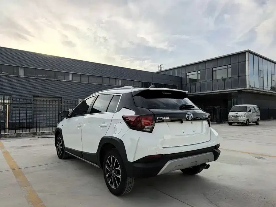 Toyota Yaris L YARiS L 2022 1.5L CVT Luxury PLUS Edition 2023 — миниатюра 2