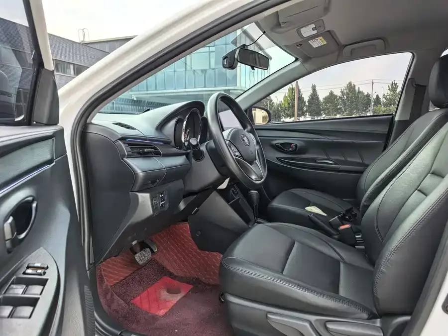 Toyota Yaris L YARiS L 2022 1.5L CVT Luxury PLUS Edition 2023 — миниатюра 3