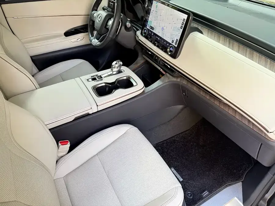 Lexus LM 2023 500h Six-seat Premium Edition 2024 — миниатюра 3