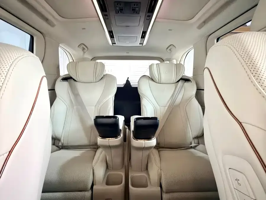 Lexus LM 500h 6-seat Premium Edition (2025) 2026 — миниатюра 2