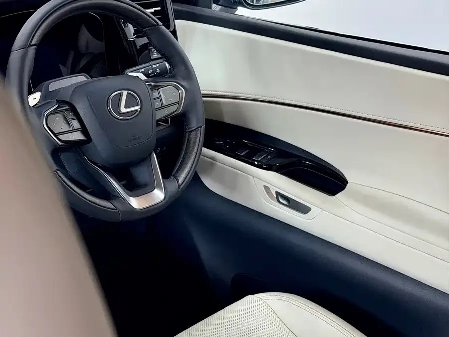 Lexus LM 500h 6-seat Premium Edition (2025) 2026 — миниатюра 3