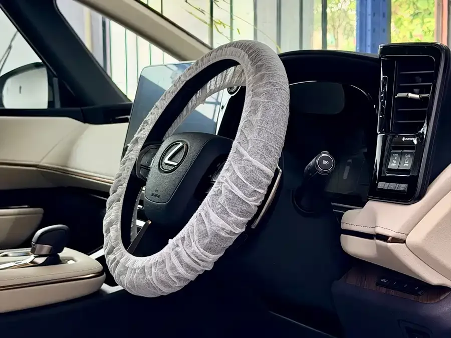 Lexus LM 500h 6-seat Premium Edition (2025) 2026 — миниатюра 4
