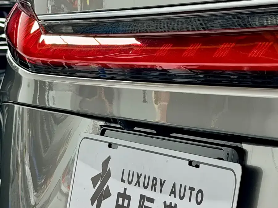 Lexus LM 500h 6-seat Premium Edition (2025) 2026 — миниатюра 5