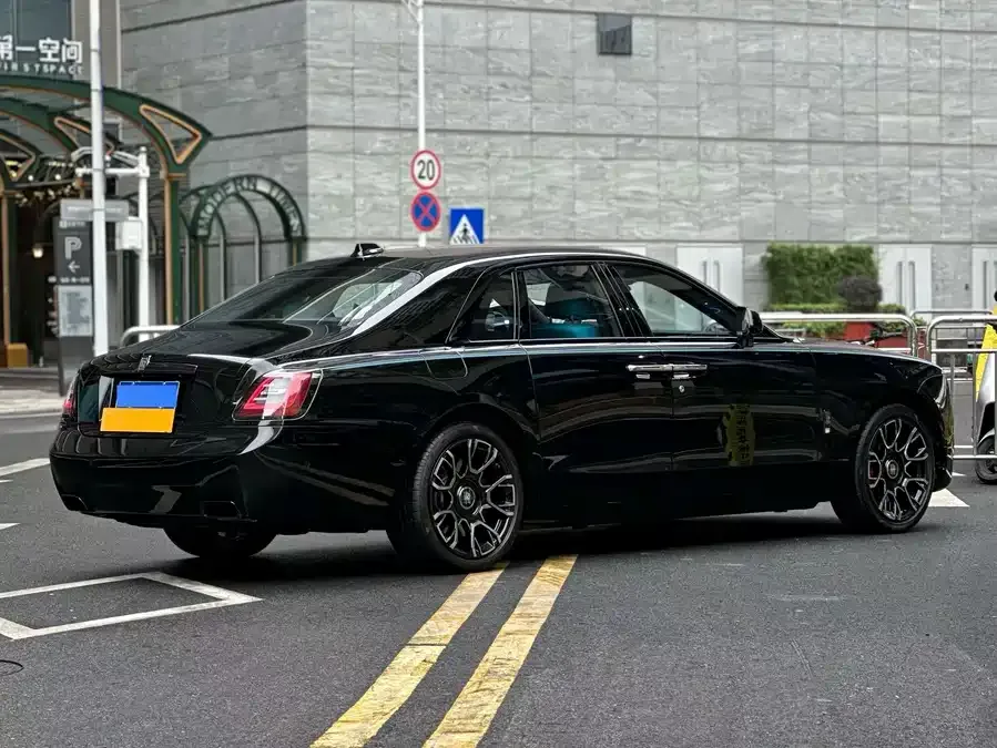 Rolls-Royce Ghost Ghost 2022 6.7T Black Badge 2023 — миниатюра 5