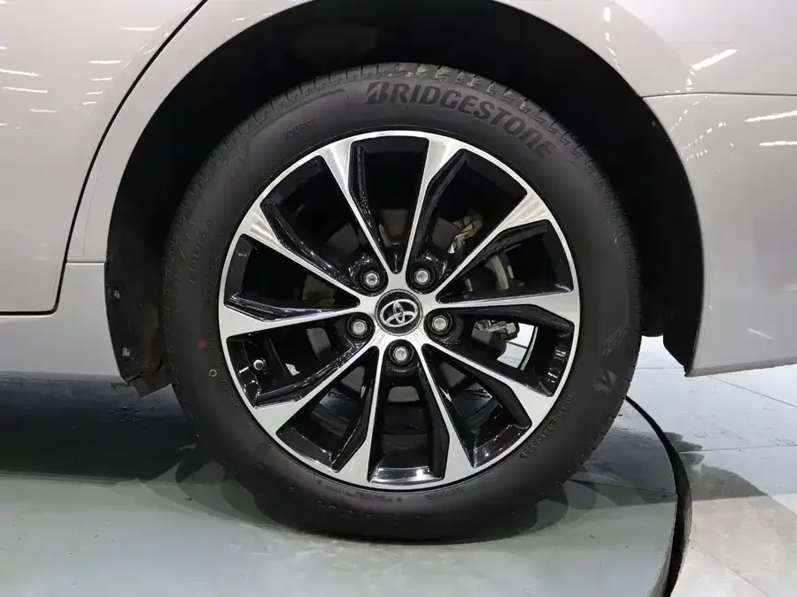 Toyota Avalon Asia Dragon 2022 2.5L Deluxe Edition 2023 — миниатюра 4