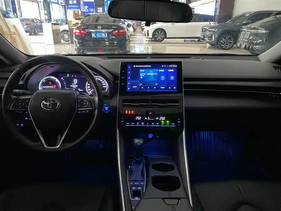 Toyota Avalon 2022 Avalon Hybrid 2.5L Luxury Edition 2023 — миниатюра 4
