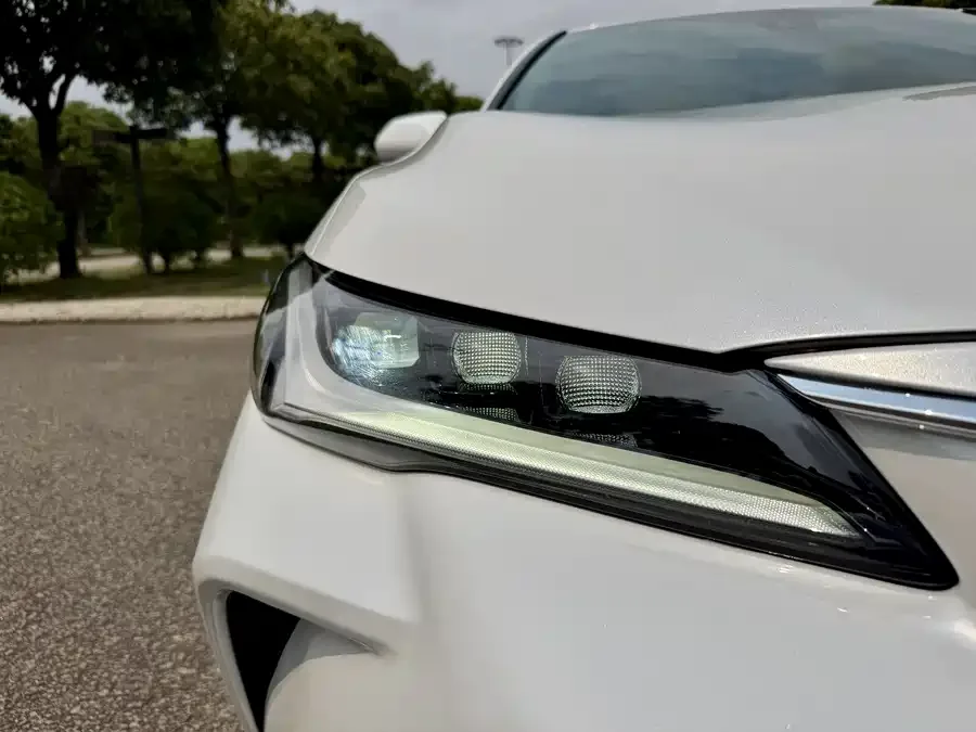 Toyota Avalon 2022 Avalon Hybrid 2.5L Luxury Edition 2023 — миниатюра 2