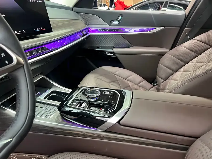 BMW 7 Series BMW 7 Series 2023 735Li Luxury Package 2025 — миниатюра 3