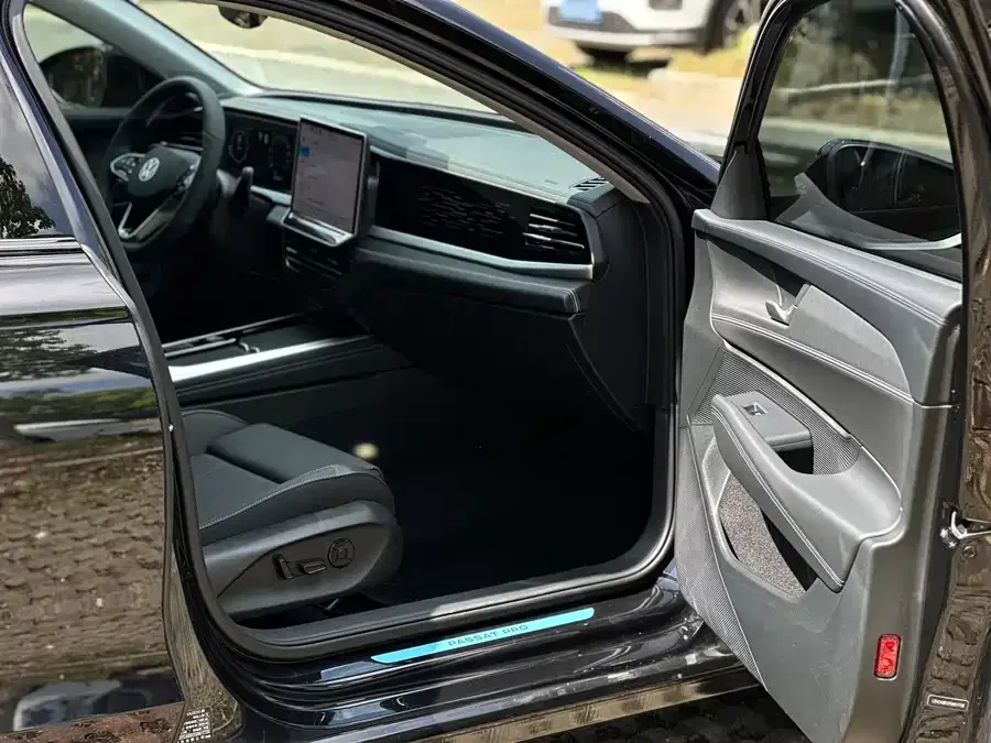 Volkswagen Passat 2025 Passat Pro 300TSI Starry Dragon Edition 2025 — миниатюра 3