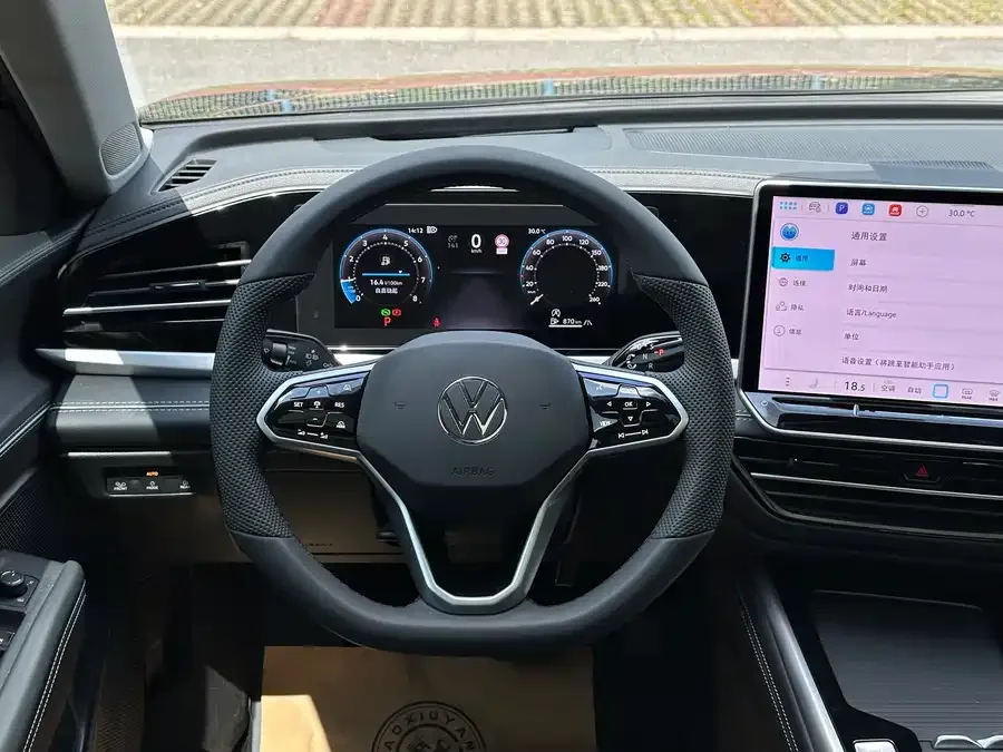 Volkswagen Passat 2025 Passat Pro 300TSI Starry Dragon Edition 2025 — миниатюра 4