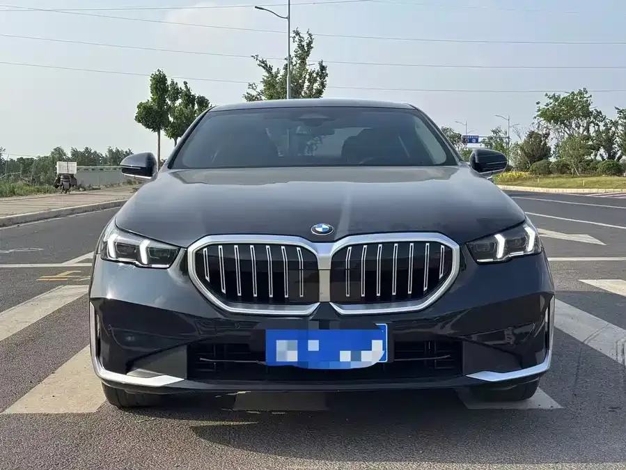 BMW 5 Series BMW 5 Series 2024 525Li Luxury Package 2024 — фото 1, купить с доставкой в Москву