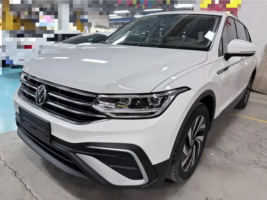 Volkswagen Tiguan L Tiguan L 2022 330TSI Automatic 2WD Comfort Edition 2022 — фото 1, купить с доставкой в Москву