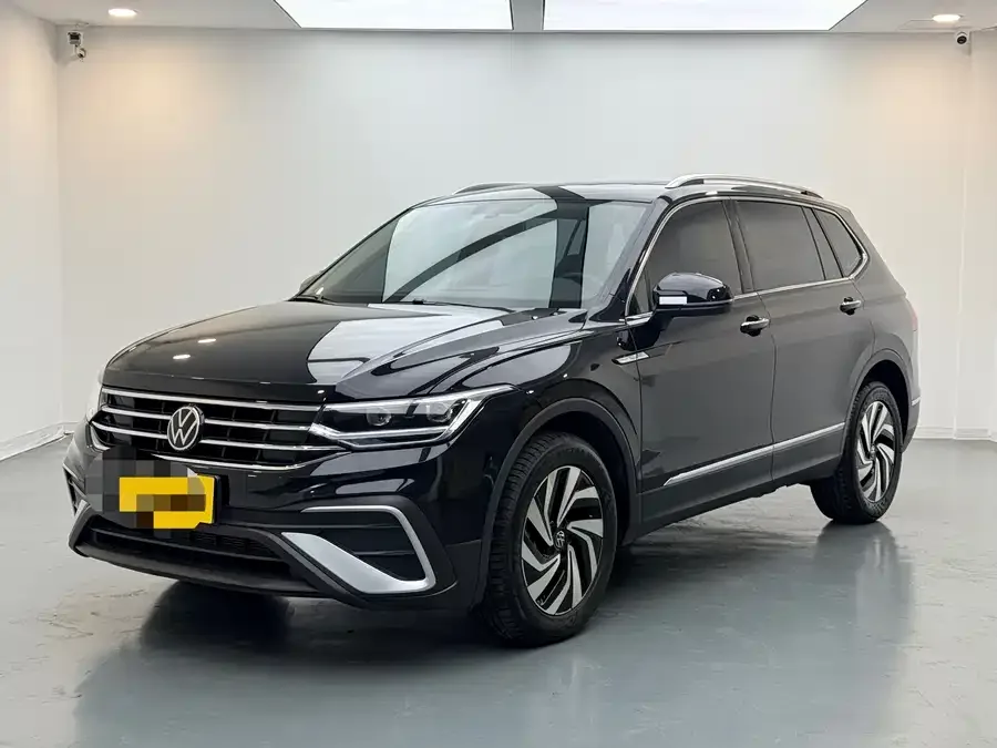 Volkswagen Tiguan L Tiguan L 2024 330TSI Automatic 2WD Smart Edition 2024 — фото 1, купить с доставкой в Москву