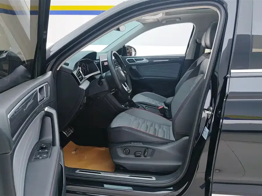 Volkswagen Tiguan L Tiguan L 2023 330TSI Automatic 2WD R-Line Flagship Edition 2022 — миниатюра 3