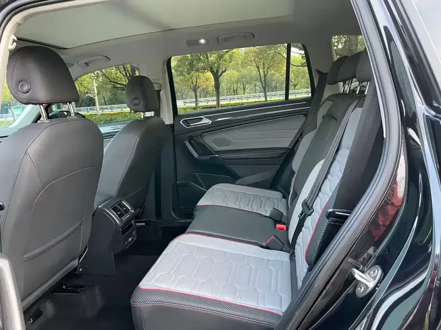 Volkswagen Tiguan L Tiguan L 2022 330TSI Automatic 2WD R-Line Flagship Edition 2022 — миниатюра 2