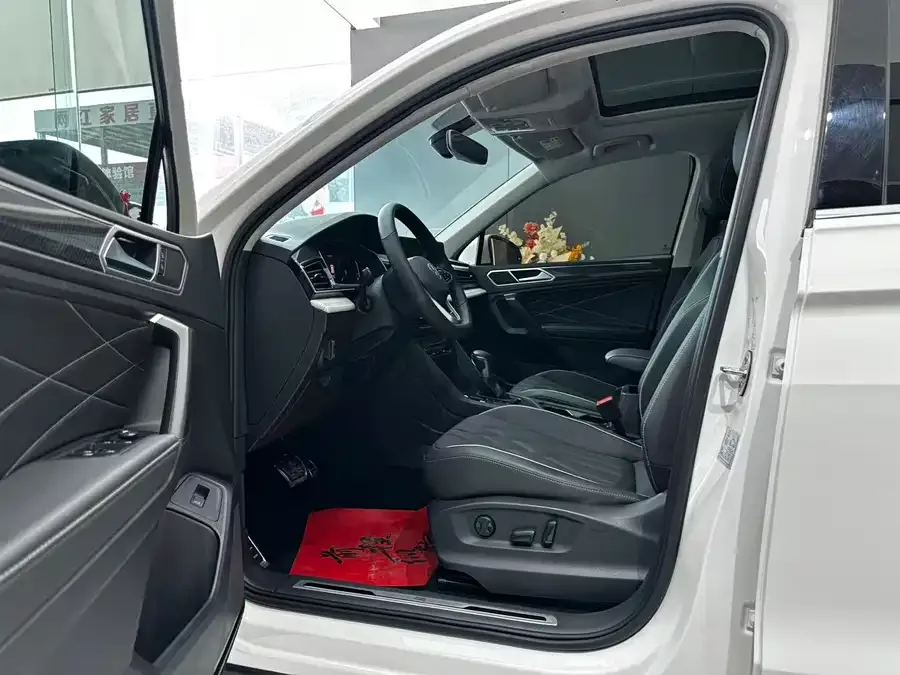 Volkswagen Tiguan L Tiguan L 2022 330TSI Automatic 2WD R-Line Enjoy Edition 2022 — миниатюра 3