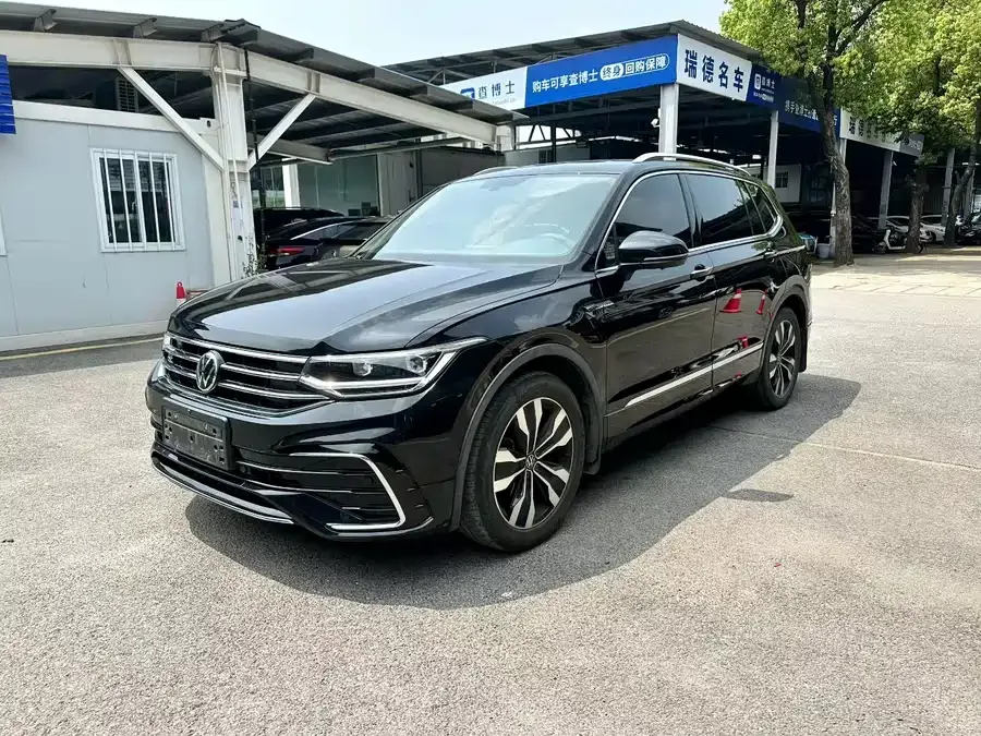 Volkswagen Tiguan L Tiguan L 2022 330TSI Automatic 2WD R-Line Enjoy Edition 2022 — фото 1, купить с доставкой в Москву