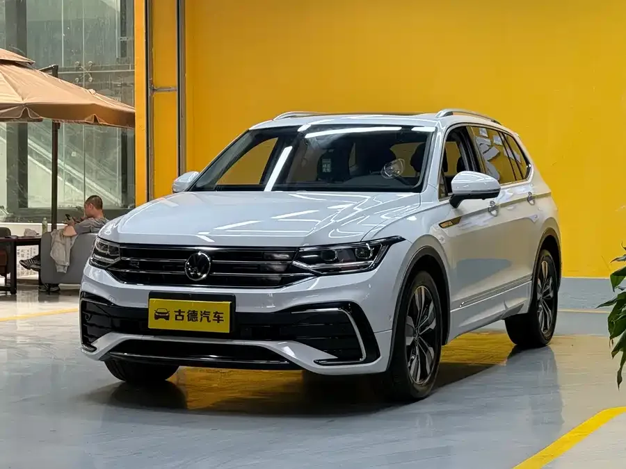 Volkswagen Tiguan L Tiguan L 2022 330TSI Automatic 2WD R-Line Enjoy Edition 2022 — фото 1, купить с доставкой в Москву