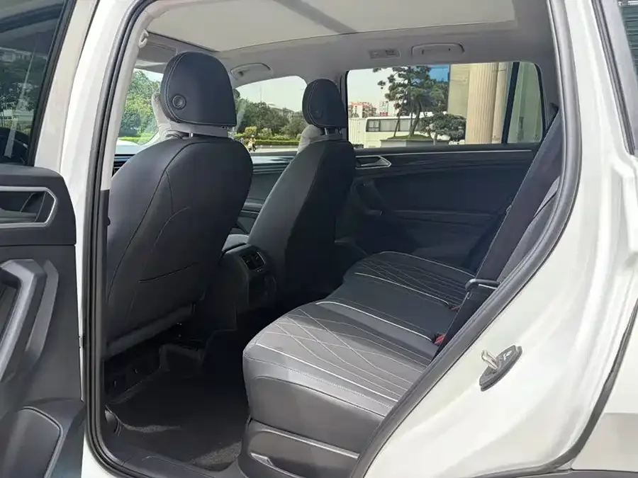 Volkswagen Tiguan L Tiguan L 2025 Outstanding Model 300TSI Automatic 2WD Longteng Edition 2026 — миниатюра 2