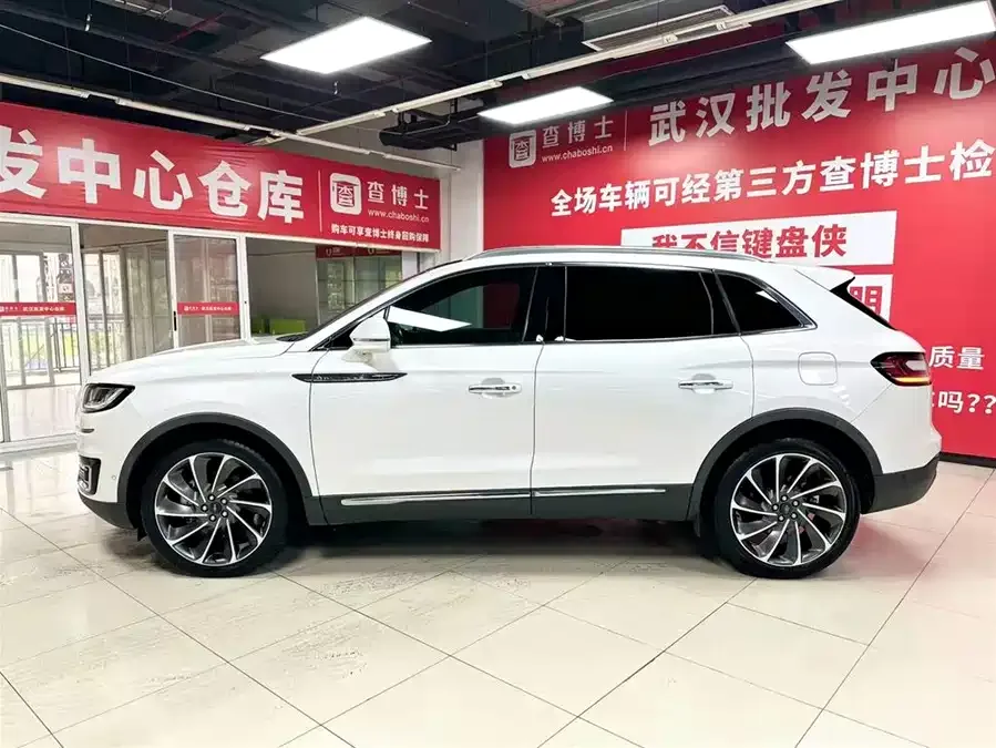 Lincoln Navigator Navigator (Imported) 2020 2.7T 4WD Premium Edition 2022 — миниатюра 4