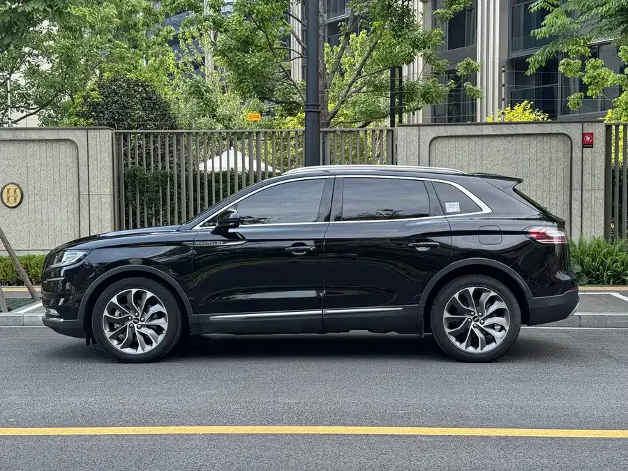 Lincoln Navigator Navigator 2021 2.0T 4WD Elegant Edition 2022 — миниатюра 3