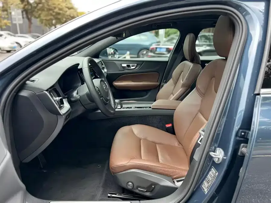 Volvo S60 2023 B4 Zhiyi Luxury Edition 2022 — миниатюра 4