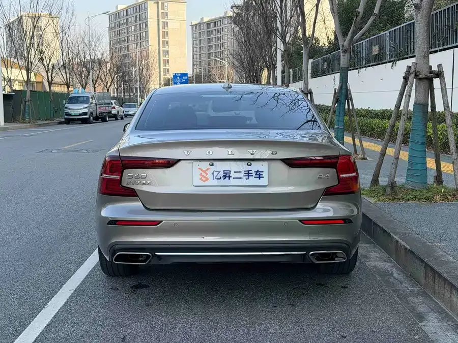 Volvo S60 2022 B4 Zhiyi Luxury Edition 2022 — миниатюра 2